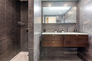 Executive Penthouse, 2 Bedrooms, Kitchen, City View | Bathroom - MONTAIGNE EXECUTIVE SUITE (Paris)
