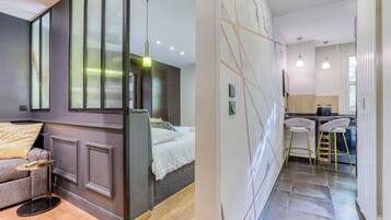 Junior Suite, 1 Queen Bed with Sofa bed, Kitchen, Courtyard View | In-room safe, iron/ironing board, free WiFi
