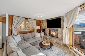 Televisie en een open haard