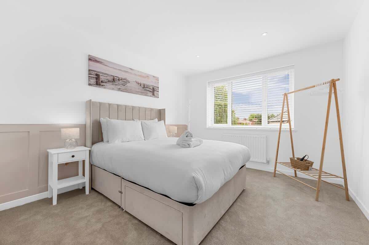 Tabla de planchar con plancha, wifi y ropa de cama 