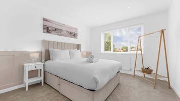 Tabla de planchar con plancha, wifi, ropa de cama