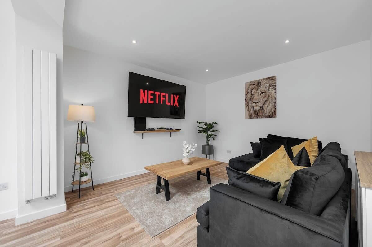 Een televisie, videogames en een kantoor