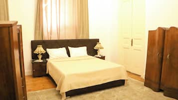 Iron/ironing board, WiFi, bed sheets, wheelchair access