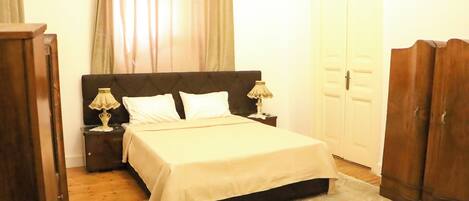 Tabla de planchar con plancha, wifi y ropa de cama