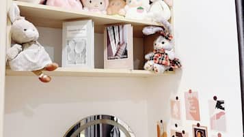 Studio, balkong, utsikt mot innsjø | Oppholdsområde | Flatskjerm-TV