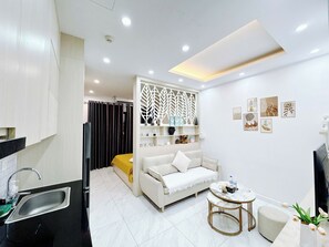 Estudio, balcón, vistas al lago | Sistema de insonorización, tabla de planchar con plancha, wifi gratis
