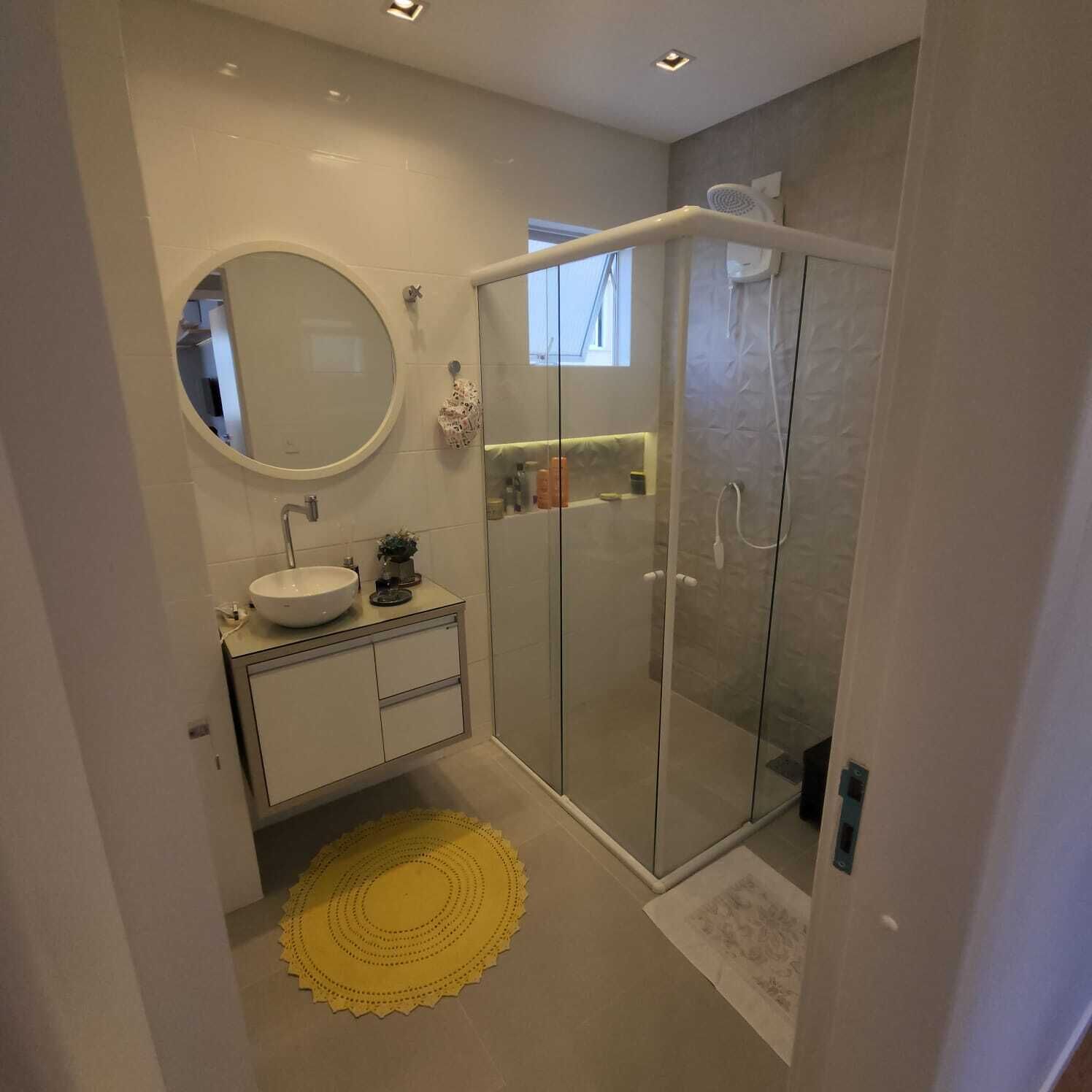 Toalhas de banho, papel higiênico