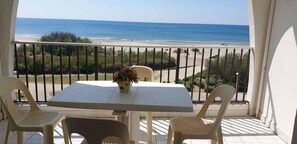 Outdoor dining - Quartier Couchant Appartement t2 pour 4 personnes (La Grande-Motte)