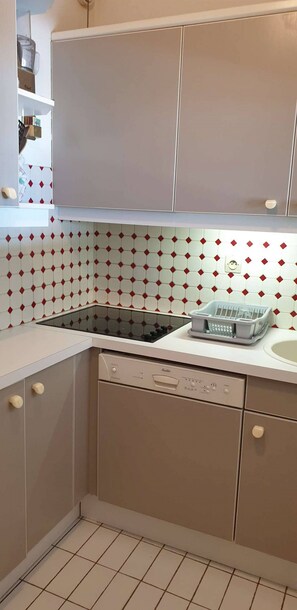 Fridge, dishwasher, coffee/tea maker - Quartier Couchant Appartement t2 pour 4 personnes (La Grande-Motte)