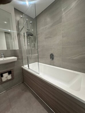 Shared Dormitory, 3 Bedrooms, Accessible | Bathroom - Room-a Beautiful Home Beside Bluewater s (Greenhithe)