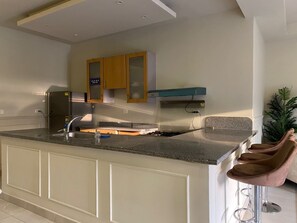 Private kitchen - Perfect 3-bedroom apartment with AC in charming Giza Governorate (Giza Governorate)