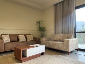 Living area - Perfect 3-bedroom apartment with AC in charming Giza Governorate (Giza Governorate)