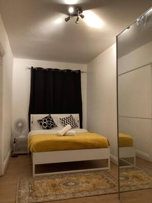 3 bedrooms - Room-beautiful and Spacious 4 Bedroom Da (Dagenham)