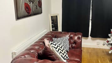 Shared Dormitory, 3 Bedrooms | Living area