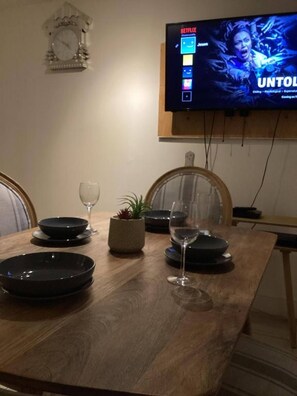 Shared Dormitory, 3 Bedrooms | Dining room - Room-beautiful and Spacious 4 Bedroom Da (Dagenham)