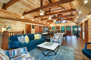 Smart TV, fireplace, table football, books - Grace Haven: Mountain Views + Outdoor Theater + PrivateHeatedPool + Game Room (Sevierville)