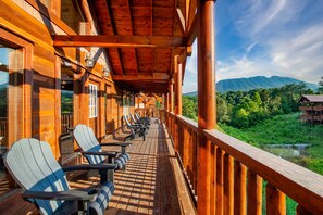 Property grounds - Grace Haven: Mountain Views + Outdoor Theater + PrivateHeatedPool + Game Room (Sevierville)