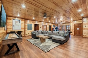Smart TV, chimenea, futbolito, libros