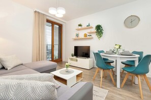 TV - Spacious Apartment | Parking, Balcony and Close to the Old Town (Gdańsk)
