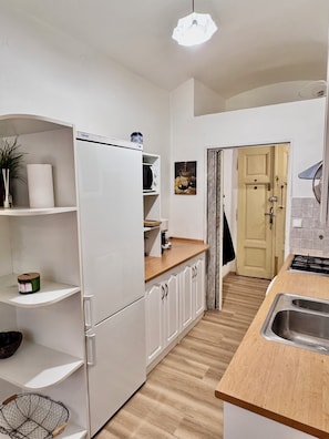 Réfrigérateur, micro-ondes, four, plaque de cuisson