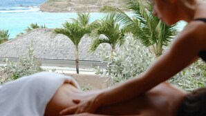 Seduta di massoterapia con vista sull'oceano e palme.