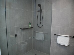 Apartment, 2 Schlafzimmer, barrierefrei | Badezimmer