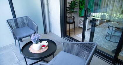 Clayton Luxe Retreat- Elegant 2 BDR With Balcony