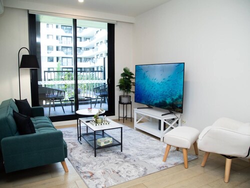 Clayton Luxe Retreat- Elegant 2 BDR With Balcony
