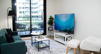 Clayton Luxe Retreat- Elegant 2 BDR With Balcony
