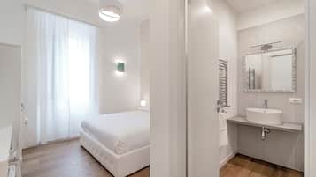 Quarto casal urbano, vista para a cidade | Wi-Fi de cortesia, roupa de cama