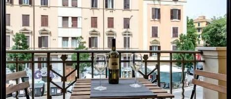 Superior-Doppelzimmer, Stadtblick | Speisen im Freien
