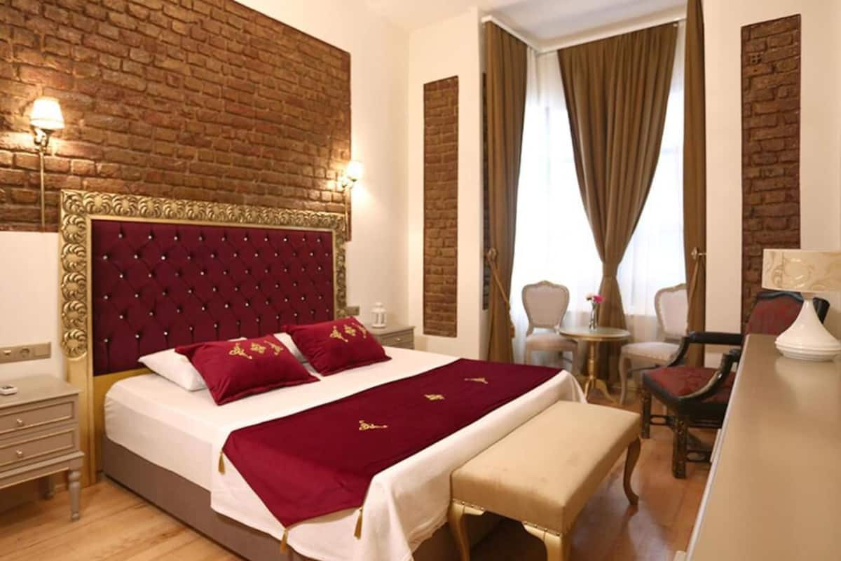 Deluxe Room | Iron/ironing board, free WiFi