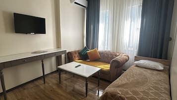 Escritorio y espacio para trabajar con laptop