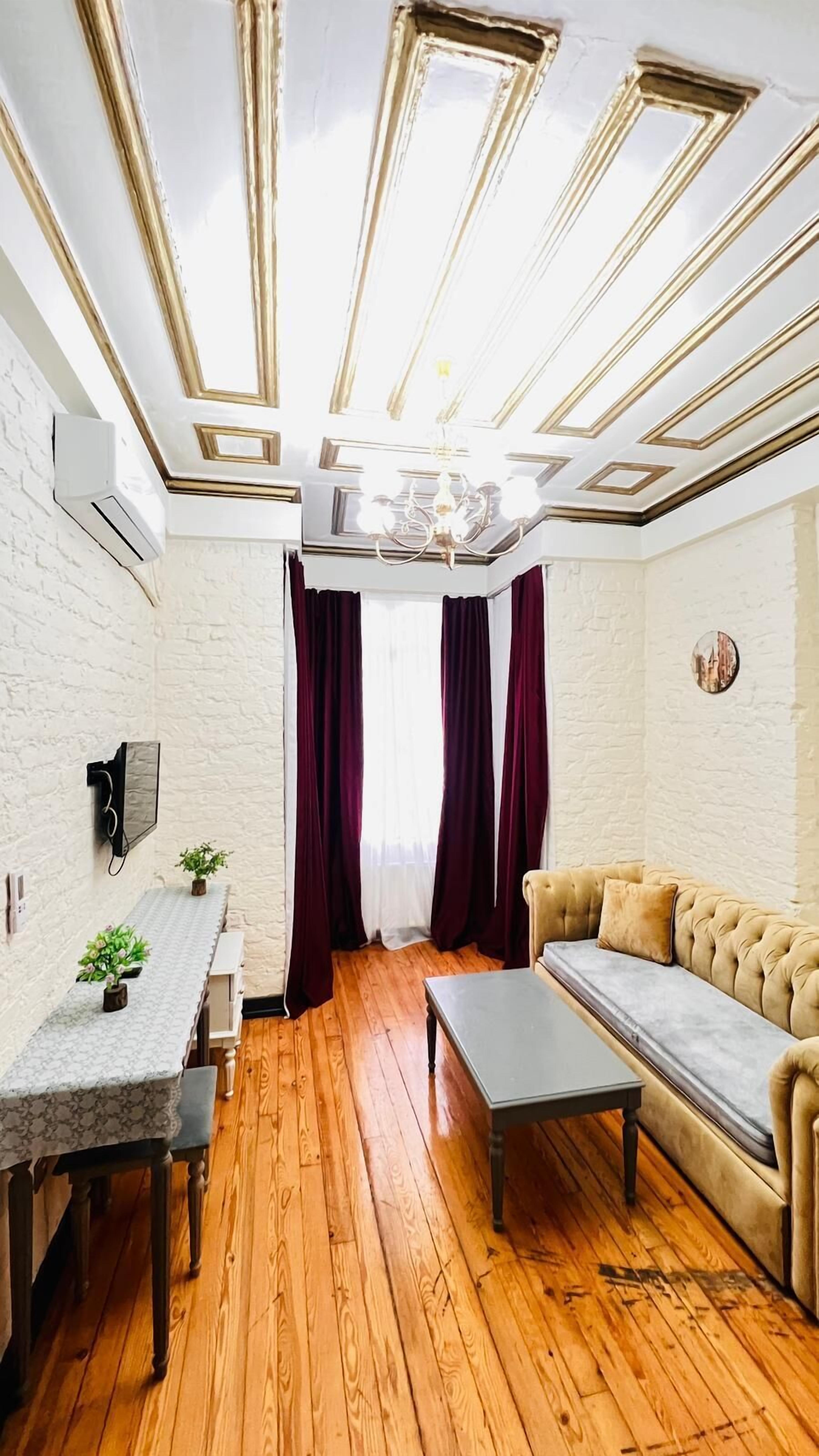 Comfort İki Ayrı Yataklı Oda | Oturma alanı | Uydu yayını kanalları bulunan 30 inç televizyon, MP3 takma konsolu 