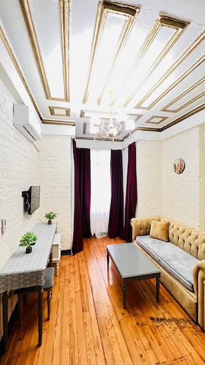 Habitación Confort con 2 camas individuales | Zona de estar | Una televisión, una estación de conexión para MP3, una impresora