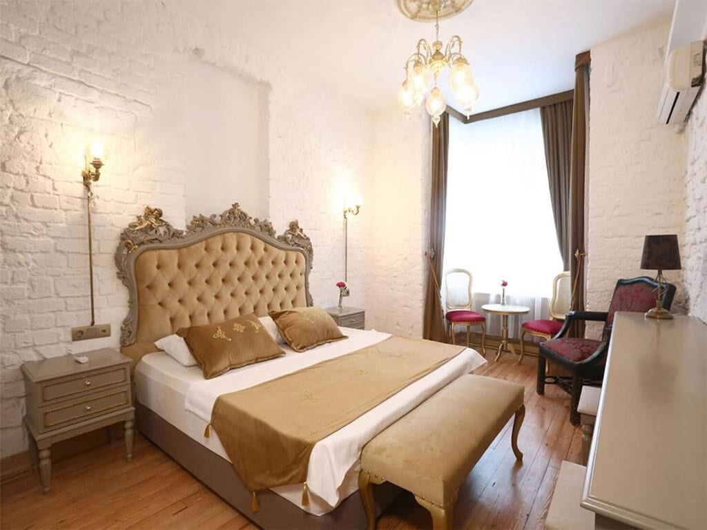 Deluxe Triple Room | Desk, laptop workspace, iron/ironing board, free WiFi