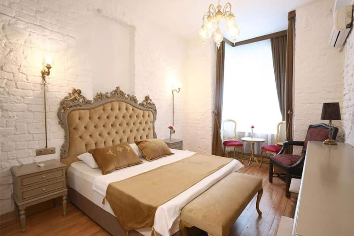 Deluxe Triple Room | Iron/ironing board, free WiFi