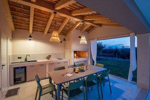 Outdoor dining - Villa Vita – Modern hilltop villa with private pool, table tennis, foosball and playground (Pazin)