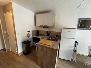 Fridge, microwave, oven, stovetop - Au couchant, studio pour 4 adultes et 1 enfant N69 (La Grande-Motte)