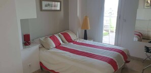 Iron/ironing board - Coeur de ville avec piscine Appartement t4 pour 6 (La Grande-Motte)