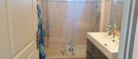 Regadera y secadora de cabello