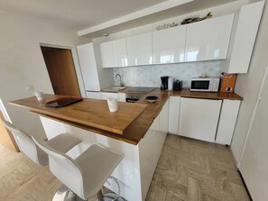 Fridge, microwave, oven, coffee/tea maker - Centre Ville Appartement t2 pour 4 personnes N1 3 (La Grande-Motte)