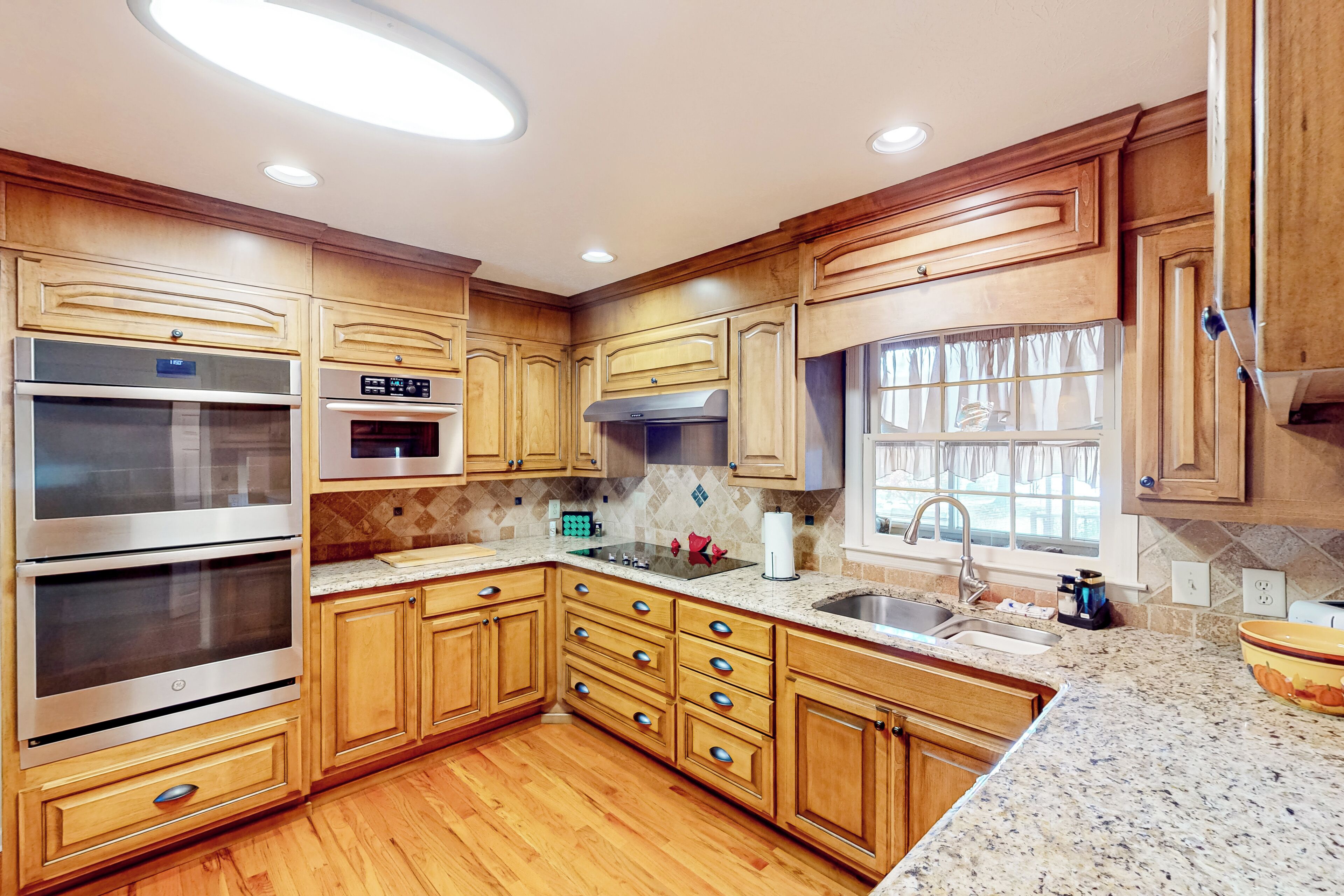 Réfrigérateur, micro-ondes, plaque de cuisson, lave-vaisselle