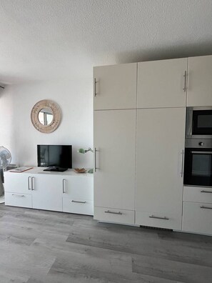 Fridge, microwave, oven, stovetop - Au coeur de la Grande Motte, studio 4 pers proche (La Grande-Motte)