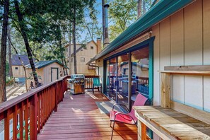 Terrace/patio - Walk to Golf & Restaurants: Serene Twain Harte Gem (Twain Harte)