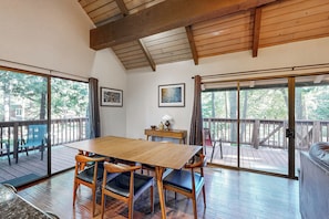 Dining - Walk to Golf & Restaurants: Serene Twain Harte Gem (Twain Harte)