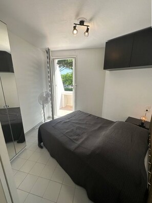 1 chambre, fer et planche à repasser