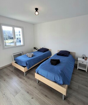 3 bedrooms, iron/ironing board, travel cot, free WiFi - La Marceline, house near the village (Charavines)