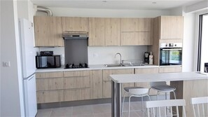 Fridge, microwave, oven, stovetop - Coeur Plage et commerces Appartement type 3 pour (La Grande-Motte)