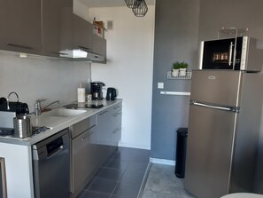 Een koelkast, een magnetron, een oven, een vaatwasser